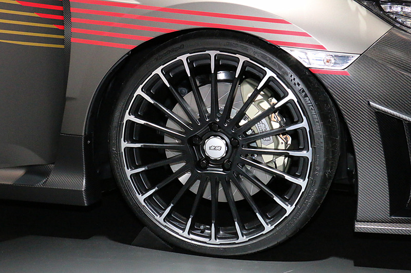 鍛造20インチアルミホイールに245/30 20サイズのタイヤを装着。フロントブレーキはモノブロックキャリパーを採用する