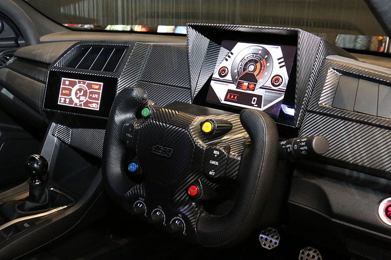 メーターなどはダミー。特徴的なステアリングも開発用で、ここから実際の走行でフィーリングなどをチェックしていくとのこと