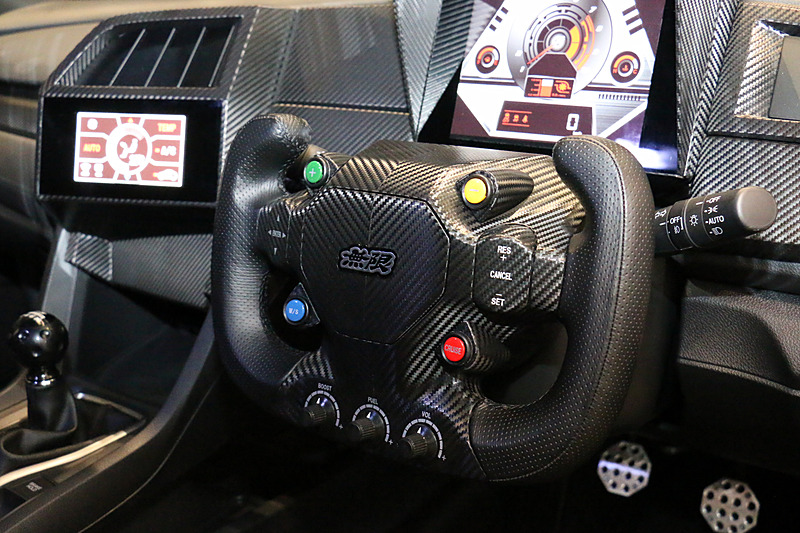 メーターなどはダミー。特徴的なステアリングも開発用で、ここから実際の走行でフィーリングなどをチェックしていくとのこと