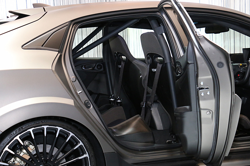 前後にホールド性を重視したスポーツシートを装着