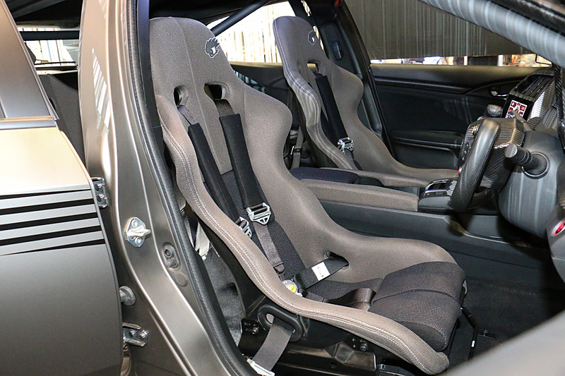 前後にホールド性を重視したスポーツシートを装着