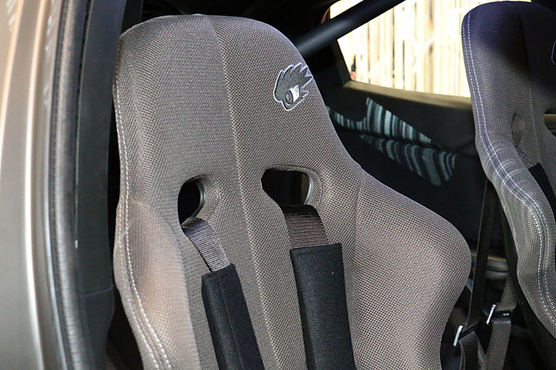 前後にホールド性を重視したスポーツシートを装着