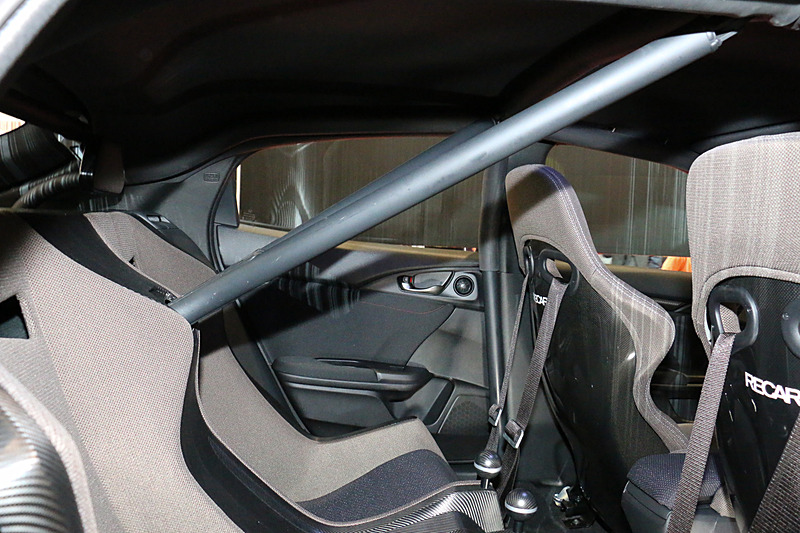 ロールケージはキャビンだけでなく、リアシートの中央を貫通してラゲッジスペースまでしっかりと補強。リアシートの背もたれもカーボン製となっている