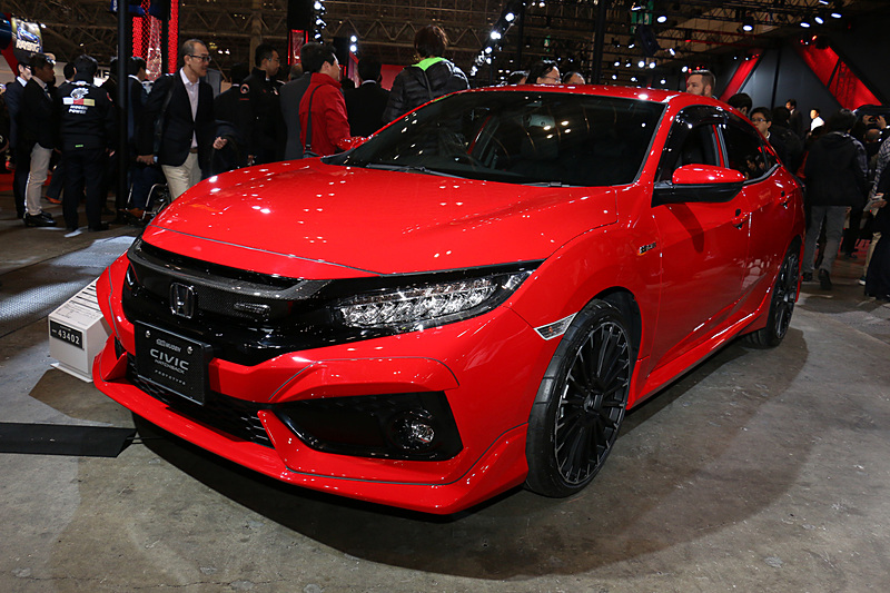 ドライカーボン製の「カーボンフロントグリルガーニッシュ」のほか、「フロントバンパーガーニッシュ」「フロントアンダースポイラー」「サイドスポイラー」「リアアンダースポイラー」「テールゲートスポイラー」などをエアロパーツを装着