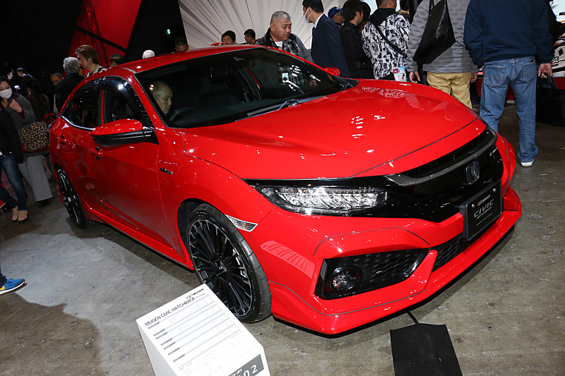 ドライカーボン製の「カーボンフロントグリルガーニッシュ」のほか、「フロントバンパーガーニッシュ」「フロントアンダースポイラー」「サイドスポイラー」「リアアンダースポイラー」「テールゲートスポイラー」などをエアロパーツを装着