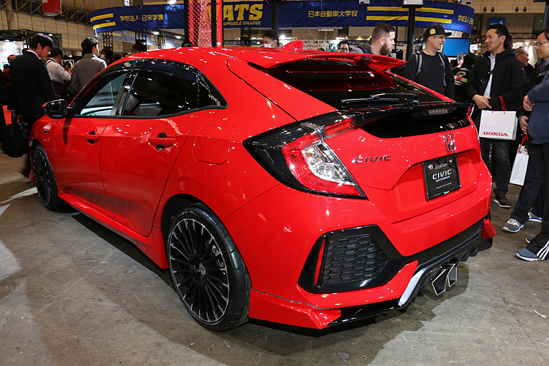 ドライカーボン製の「カーボンフロントグリルガーニッシュ」のほか、「フロントバンパーガーニッシュ」「フロントアンダースポイラー」「サイドスポイラー」「リアアンダースポイラー」「テールゲートスポイラー」などをエアロパーツを装着