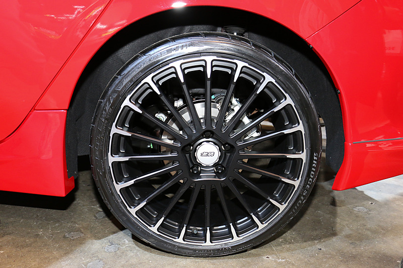 フラットブラックミラーフェイスの19インチ「MDC」アルミホイール