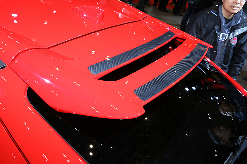 テールゲートの後方側に大きく伸びるテールゲートスポイラーはFRP製で、一部にウェットカーボンを貼り付けてスポーティイメージを演出