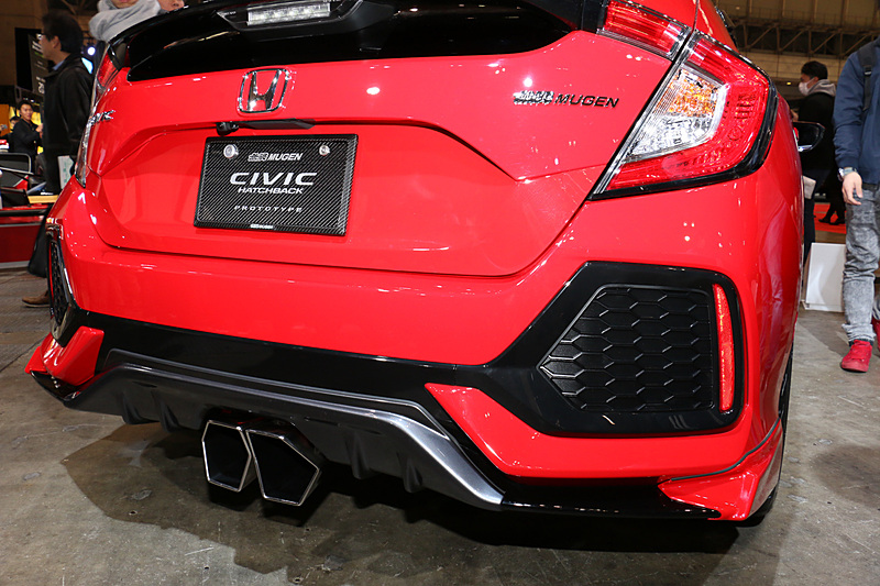 ディフューザー形状となるリアアンダースポイラーの中央に、開発中の「スポーツエキゾーストシステム」を設定