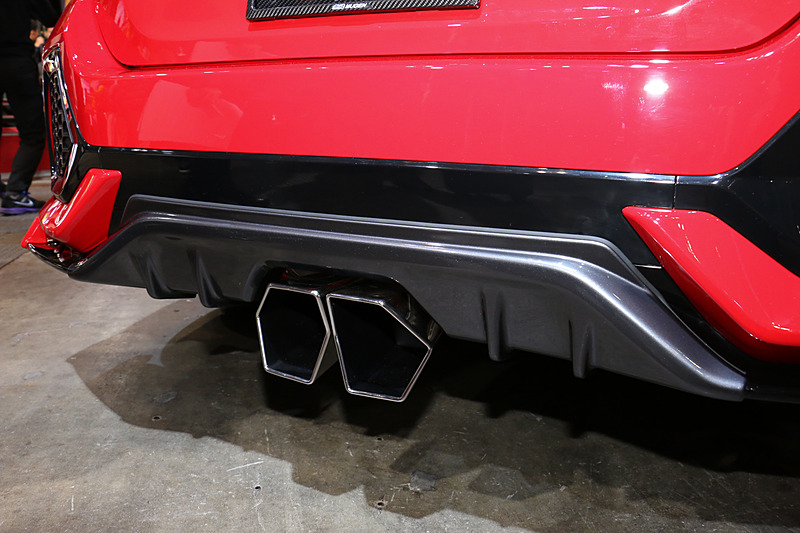 ディフューザー形状となるリアアンダースポイラーの中央に、開発中の「スポーツエキゾーストシステム」を設定