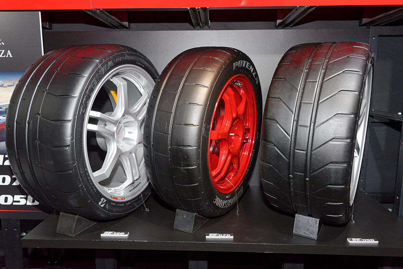 中央が86/BRZ Raceなどに使われている「POTENZA RE-07D」、右がジムカーナ向けの「POTENZA RE-05D」