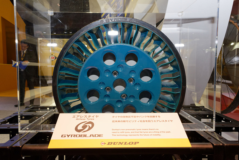 空気を入れる必要のないエアレスタイヤも展示