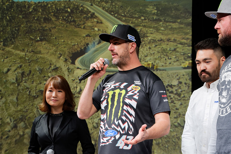 ケン・ブロック選手（左）とBJ・バルドウィン選手（右）が来日。トーヨータイヤのタイヤ性能の高さについてコメントした