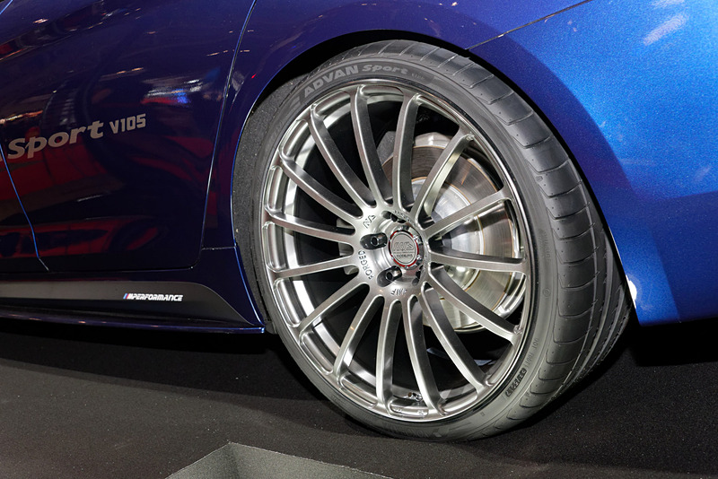 BMWにはフロント255/30 R21、リア295/25 R21が装着