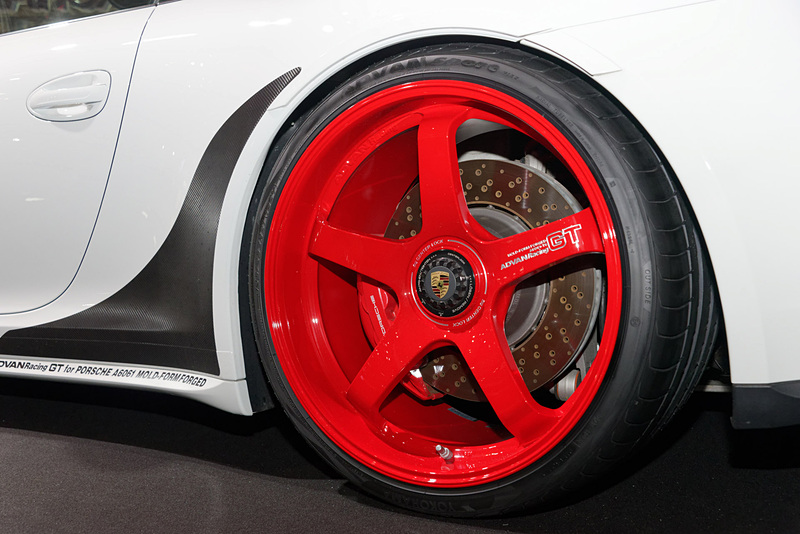 ポルシェのリアには325/25 R21サイズのADVAN Sport V105