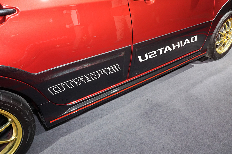 フロント＆リアドアアンダーガーニッシュにサイドデカールを装着。右側は反転。サイドストーンガードも付く