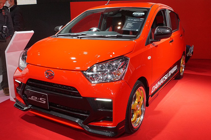 「ミラ イース」をベースにした「Mira e：S SPORZA Ver.（ミラ イース スポルザバージョン）」（参考出品車）