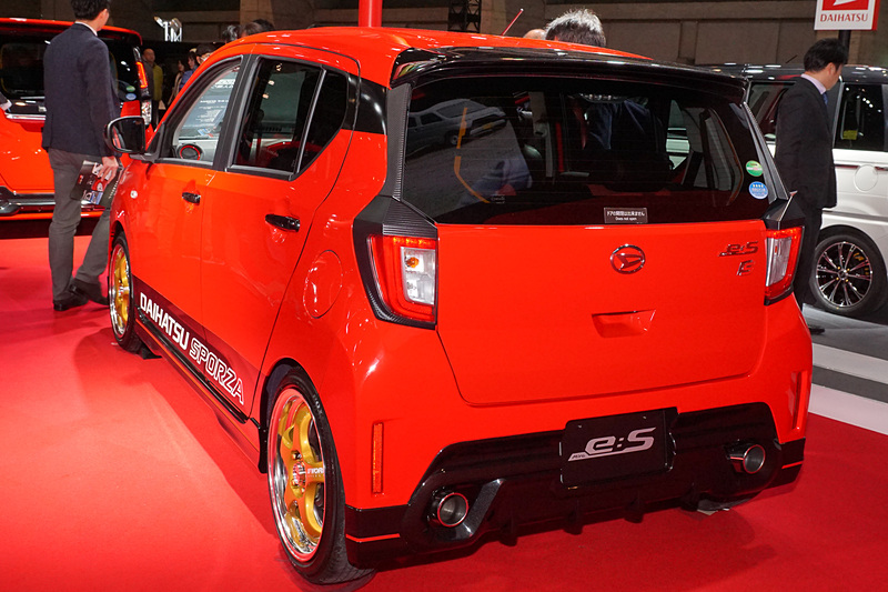 「ミラ イース」をベースにした「Mira e：S SPORZA Ver.（ミラ イース スポルザバージョン）」（参考出品車）