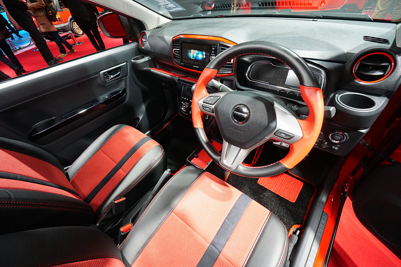 「ミラ イース」をベースにした「Mira e：S SPORZA Ver.（ミラ イース スポルザバージョン）」（参考出品車）