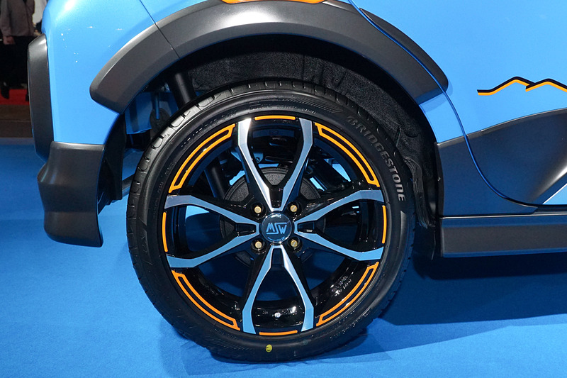 オレンジ色の入った特徴あるホイール