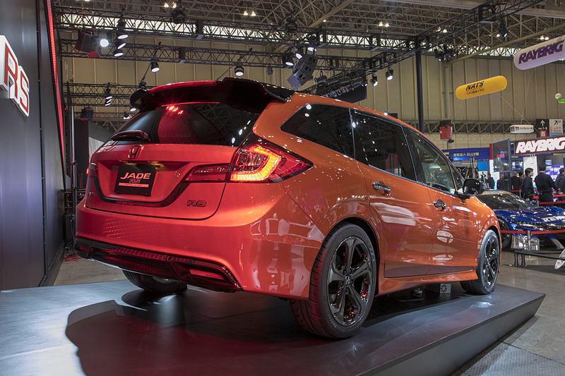 ホンダアクセス製のパーツを組み込んだモデル。フロントバンパー下部のメッキパーツ、リアスポイラー、サスペンションキットなどを装着