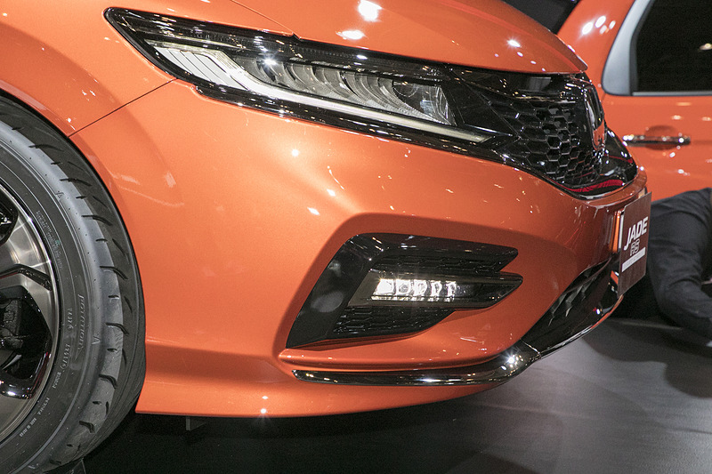 バンパー下部のメッキパーツがオプション品