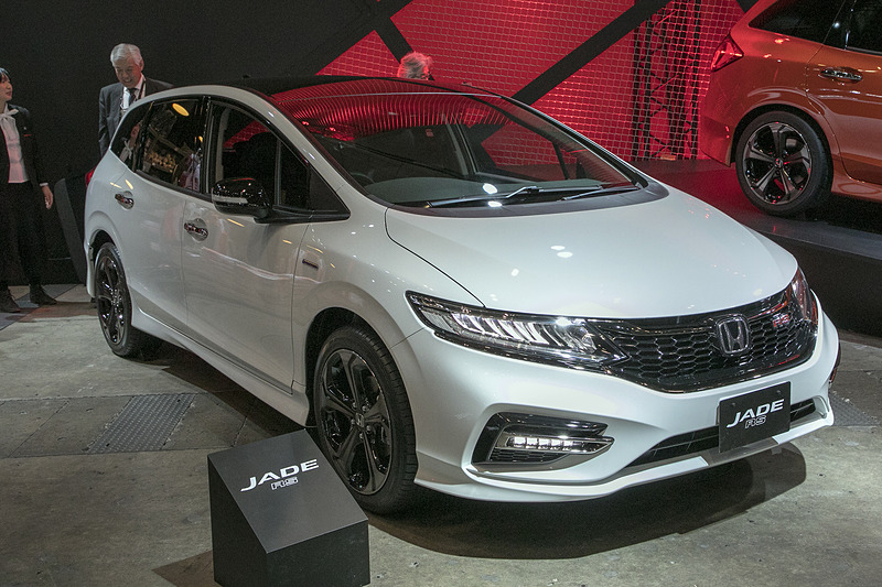 こちらは標準車とのこと。ルーフが黒い塗装になっている