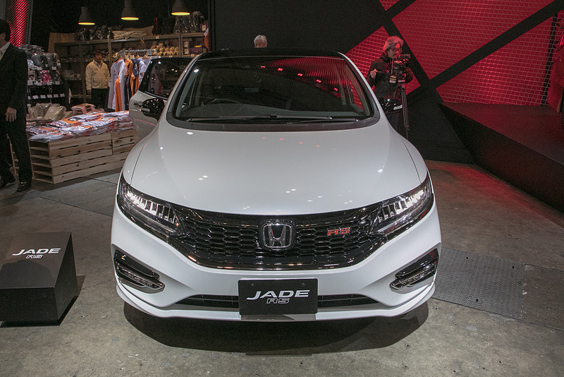 こちらは標準車とのこと。ルーフが黒い塗装になっている