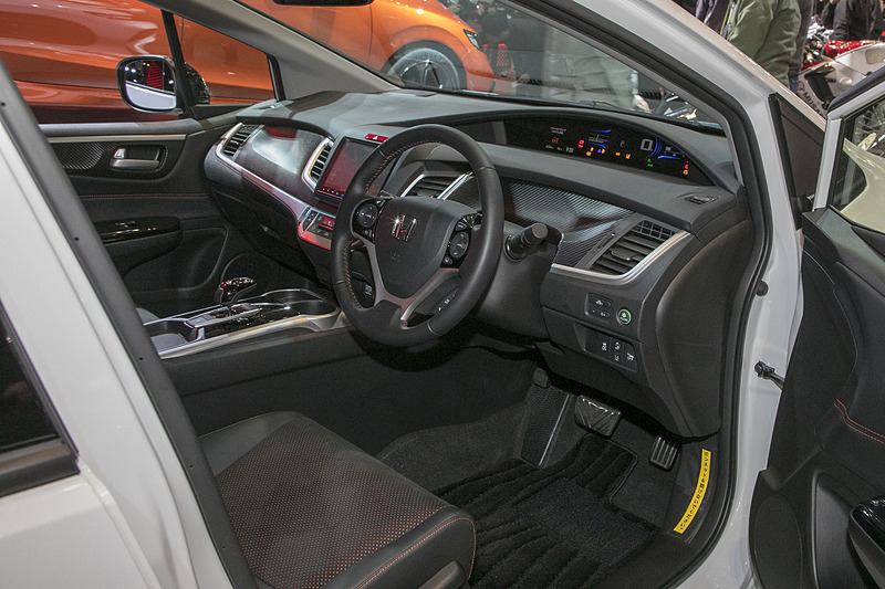 新型ジェイドの前席。ここはマイナーチェンジ前とあまり変化がないようだ