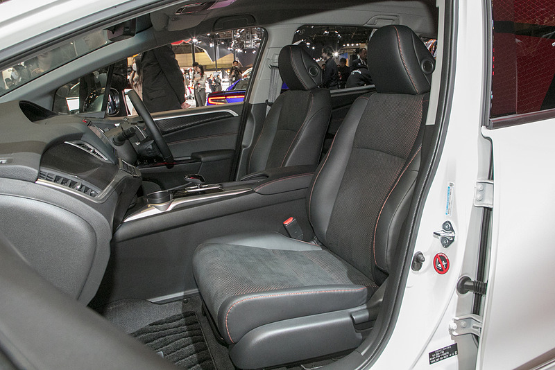 新型ジェイドの前席。ここはマイナーチェンジ前とあまり変化がないようだ