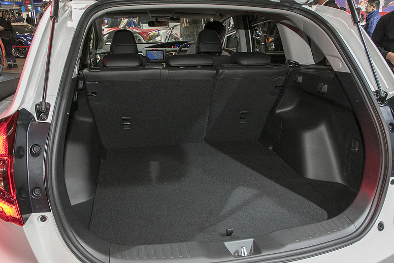 3列目のシートがない分トランクスペースも広くなっている。2列目のシートバックを前倒しにしてもあまり段差がなく、荷物を積むのも便利そうだ
