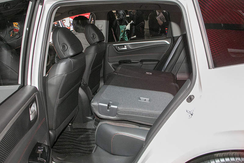 3列目のシートがない分トランクスペースも広くなっている。2列目のシートバックを前倒しにしてもあまり段差がなく、荷物を積むのも便利そうだ