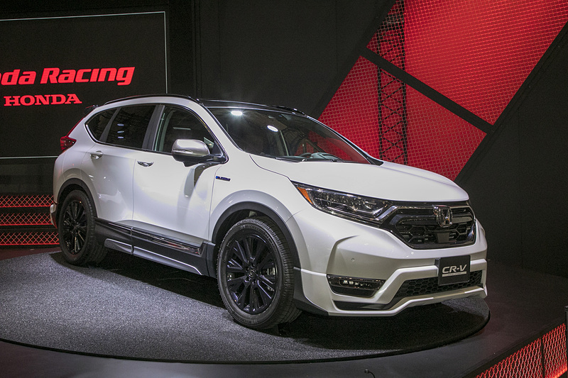 ステージ上には2018年発売予定の新型「CR-V」をオートサロン用にカスタマイズしたモデルを展示