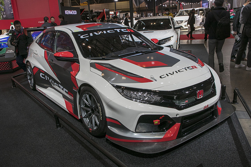 レーシングカーでは「CIVIC TCR」（左）と「NSX-GT3」（右）を展示