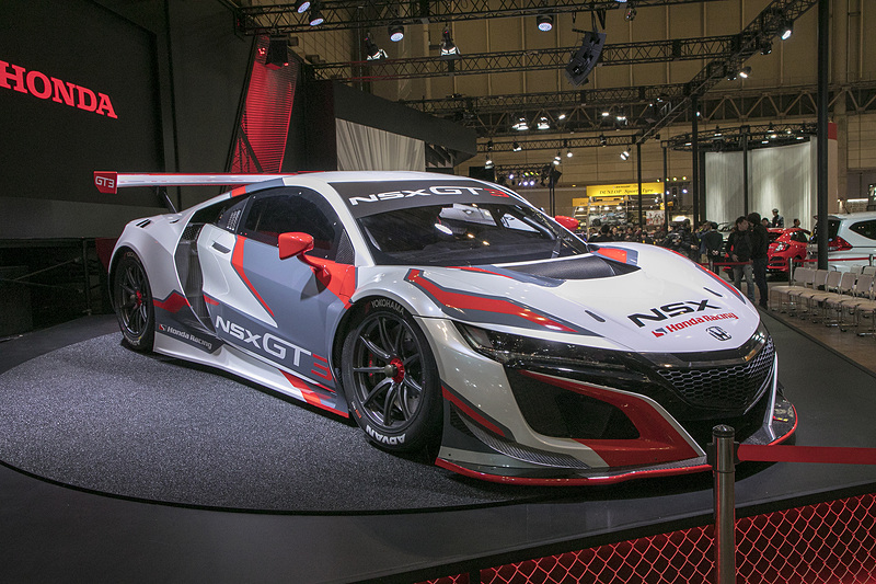 レーシングカーでは「CIVIC TCR」（左）と「NSX-GT3」（右）を展示