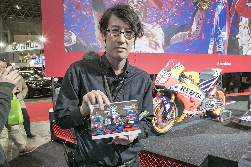 インディ500優勝記念ステッカーも配布している。土日も配布はあるようだ