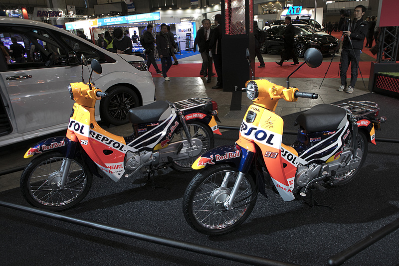 Honda Racing Thanks Day 2017でMotoGPのマルク・マルケス選手とダニ・ペドロサ選手が乗ったスーパーカブ