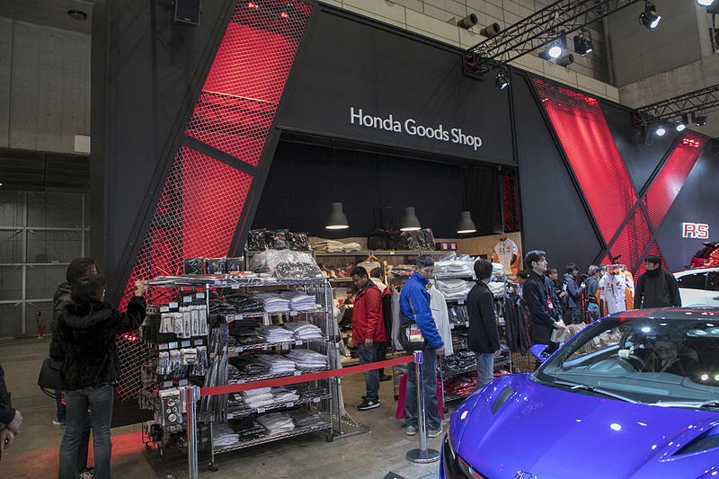 ホンダグッズを販売するコーナーもある