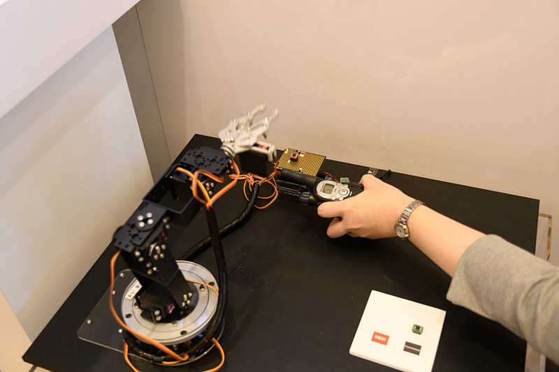 ノイズ設計フリーの車載オペアンプ「BA8290xYxx-C シリーズ」。無線機を近づけての動作デモ