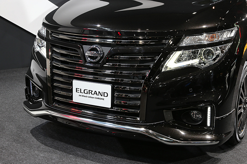 エクステリアでは漆黒フロントグリル、漆黒フォグランプフィニッシャー、ダークグラファイトフィニッシュの18インチアルミホイールを専用装備