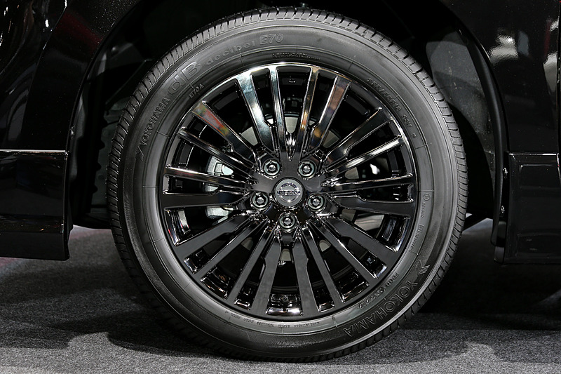 エクステリアでは漆黒フロントグリル、漆黒フォグランプフィニッシャー、ダークグラファイトフィニッシュの18インチアルミホイールを専用装備