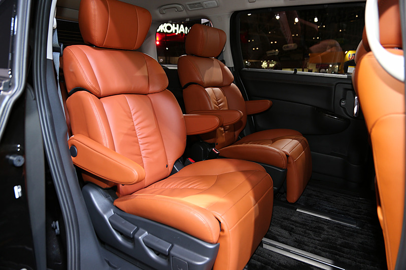 鮮やかなタンカラーが目を引くインテリア