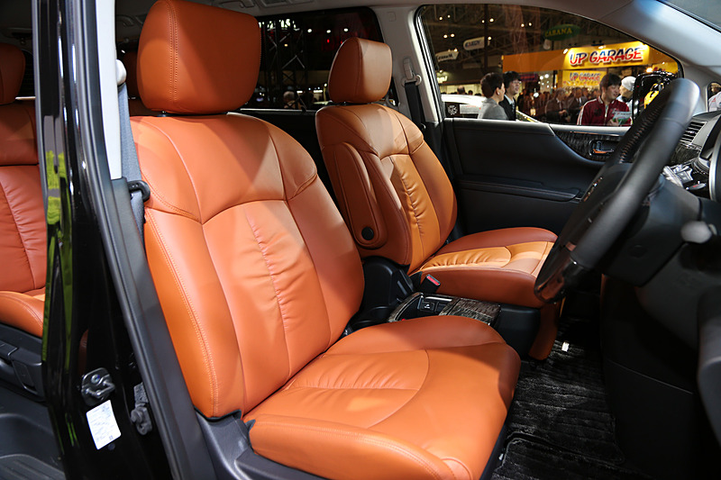 鮮やかなタンカラーが目を引くインテリア