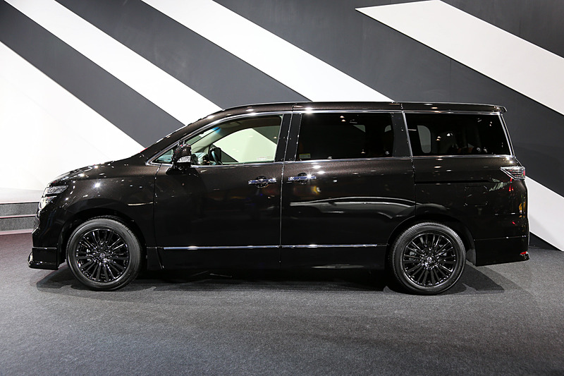 エクステリアでは漆黒フロントグリル、漆黒フォグランプフィニッシャー、ダークグラファイトフィニッシュの18インチアルミホイールを専用装備