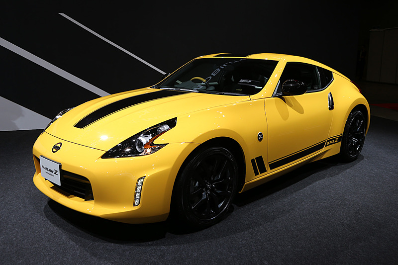 2016年にアメリカで発売されたモデルをベースとした「フェアレディ Z Heritage Edition」（参考出品車）。かつてアメリカで販売された「ダットサン 280 ZZZAP」をオマージュしたモデルだそうで、エクステリアではベースモデルと同じくミラーやボディ各所にブラックのグラフィックが施された