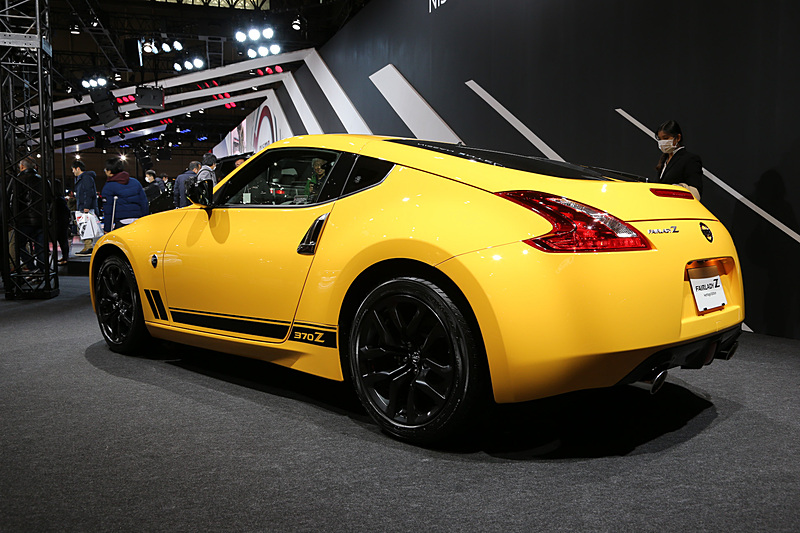 2016年にアメリカで発売されたモデルをベースとした「フェアレディ Z Heritage Edition」（参考出品車）。かつてアメリカで販売された「ダットサン 280 ZZZAP」をオマージュしたモデルだそうで、エクステリアではベースモデルと同じくミラーやボディ各所にブラックのグラフィックが施された