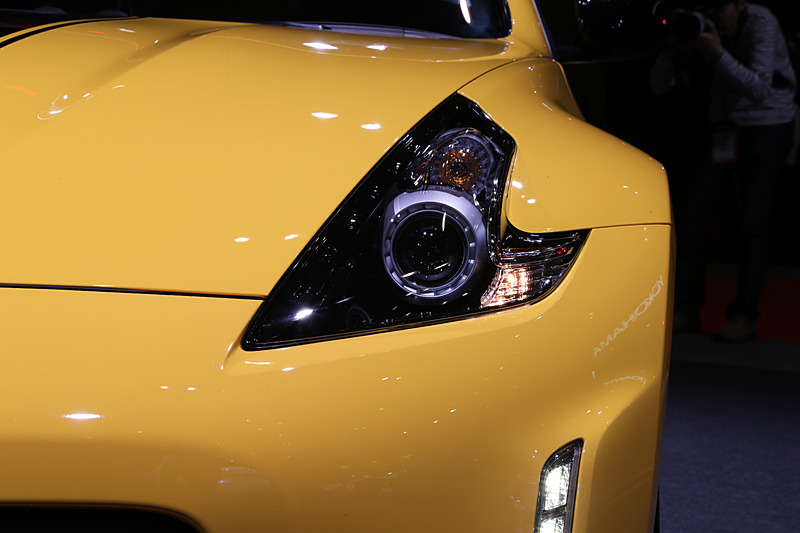 2016年にアメリカで発売されたモデルをベースとした「フェアレディ Z Heritage Edition」（参考出品車）。かつてアメリカで販売された「ダットサン 280 ZZZAP」をオマージュしたモデルだそうで、エクステリアではベースモデルと同じくミラーやボディ各所にブラックのグラフィックが施された