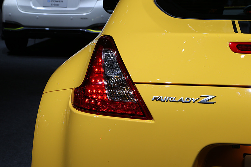 2016年にアメリカで発売されたモデルをベースとした「フェアレディ Z Heritage Edition」（参考出品車）。かつてアメリカで販売された「ダットサン 280 ZZZAP」をオマージュしたモデルだそうで、エクステリアではベースモデルと同じくミラーやボディ各所にブラックのグラフィックが施された