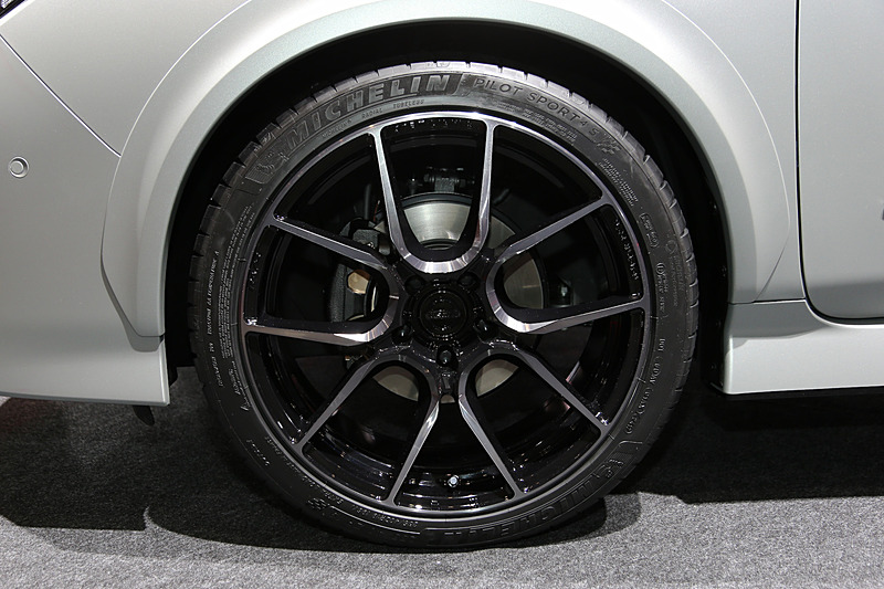 ブラック＆マットシルバーのツートンカラーを採用する「リーフ Grand Touring Concept」（参考出品）。オーバーフェンダーや19インチの大径ホイール（タイヤはミシュラン「パイロット スポーツ4」でサイズは235/40 ZR19）が目を引く