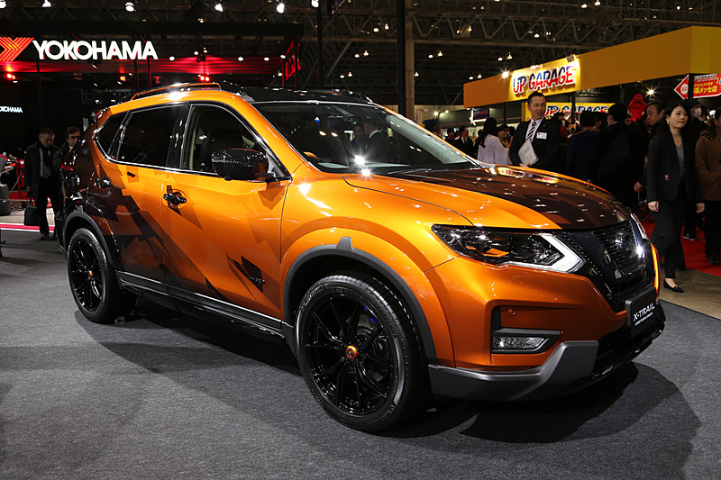 プレミアムコロナオレンジを基調にグラデーションを施したボディグラフィックが特徴的な「エクストレイル Grand Touring Concept」（参考出品）。こちらもオーバーフェンダーを装着し、ブラックカラーの20インチホイール（タイヤはミシュラン「LATITUDE Sport」でサイズは255/45 R20）